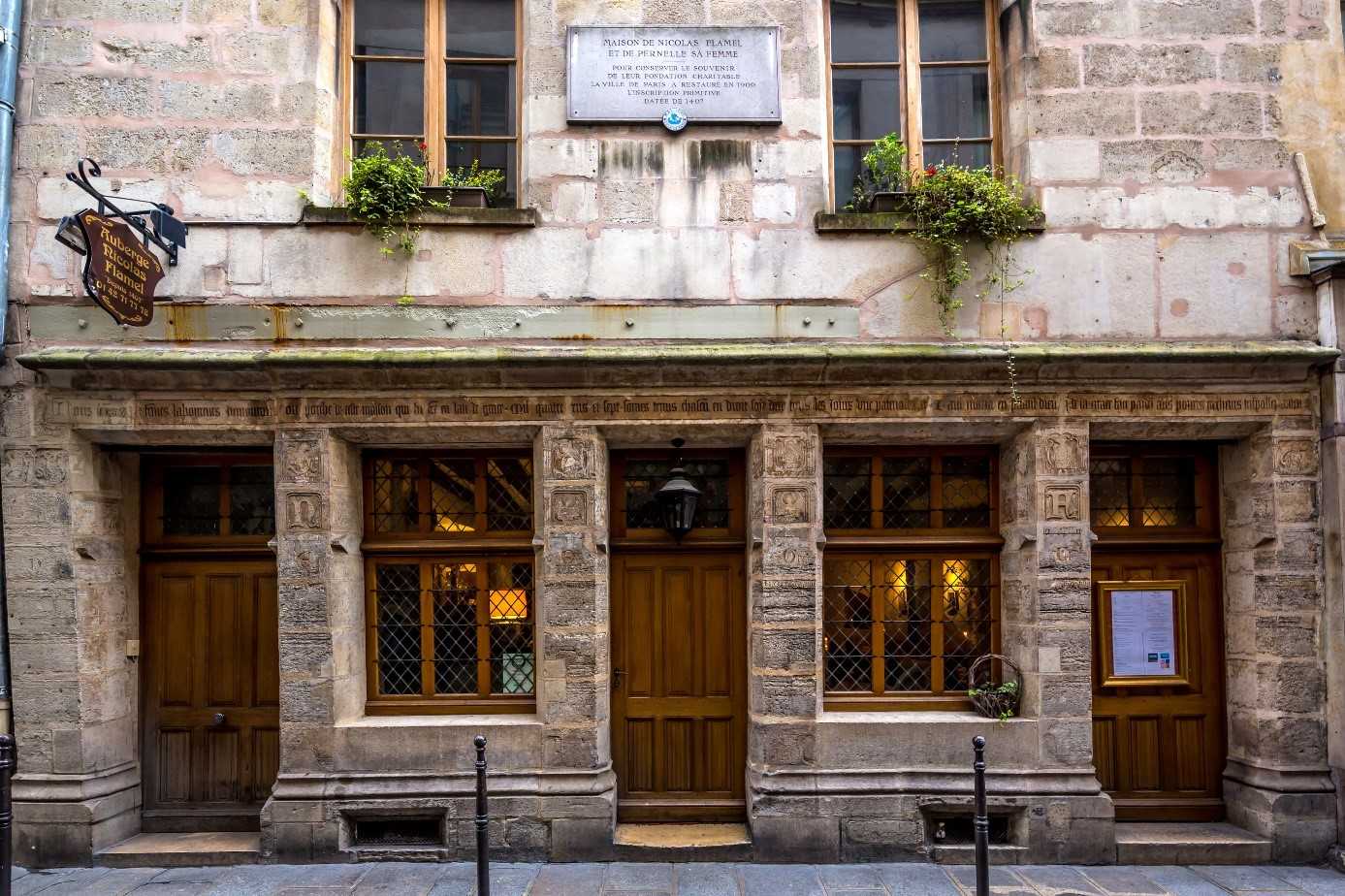 В каком году был построен самый старый дом в париже